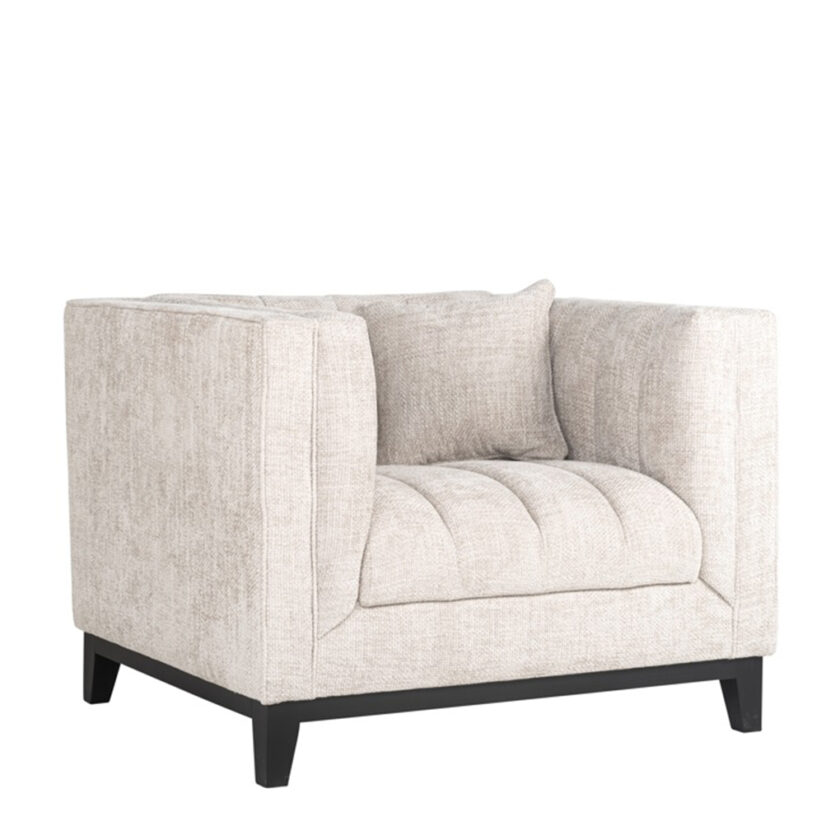 fotel PAMA pocco novo 1 Fotel PAMA, będący częścią tej samej kolekcji co nasza uwielbiana sofa PAMA, jest wyrazem elegancji i wygody. Zaprojektowany, aby komplementować Twoje wnętrze, łączy w sobie klasykę z nowoczesnością, tworząc idealne miejsce do relaksu.