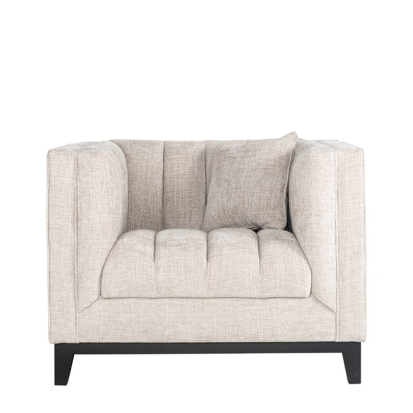 fotel PAMA pocco novo 2 Fotel PAMA, będący częścią tej samej kolekcji co nasza uwielbiana sofa PAMA, jest wyrazem elegancji i wygody. Zaprojektowany, aby komplementować Twoje wnętrze, łączy w sobie klasykę z nowoczesnością, tworząc idealne miejsce do relaksu.