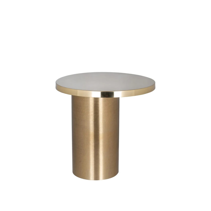 stolik pomocniczy AYA pocco novo 1 Stolik pomocniczy AYA to wyjątkowy element, który łączy klasykę z nowoczesnym designem. Złota elegancja żelaza w połączeniu z unikatową formą czyni go nie tylko funkcjonalnym dodatkiem, ale także wyrafinowanym elementem dekoracyjnym każdego wnętrza.