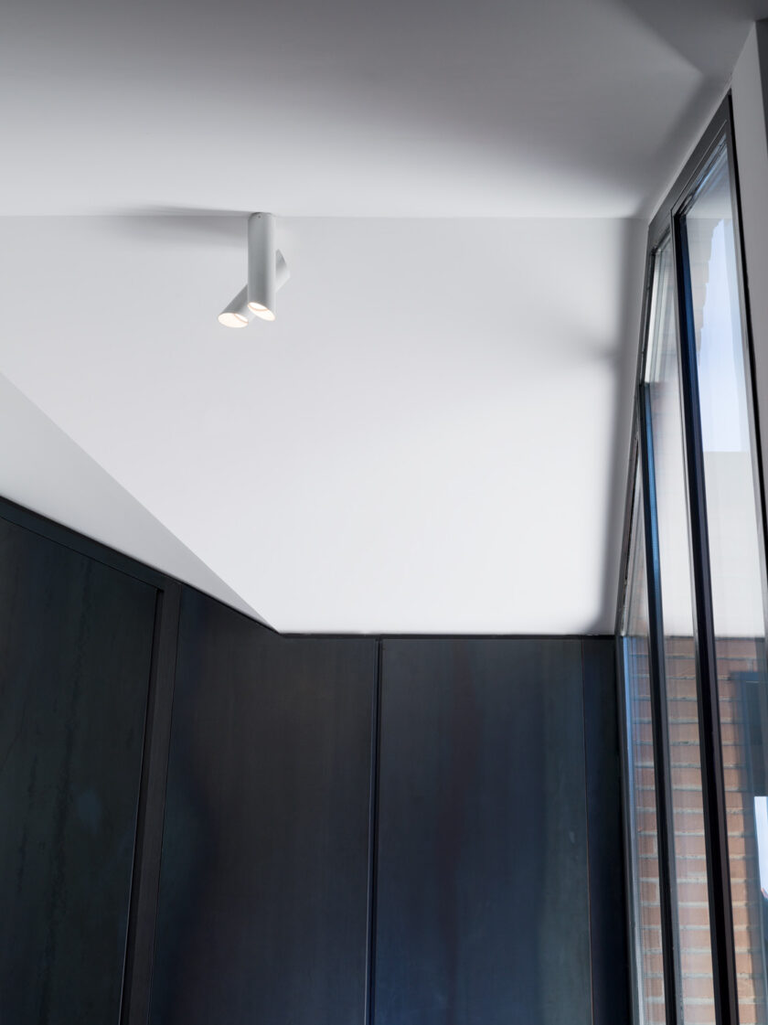 lampa sufitowa BESS pocco novo 4 Lampa sufitowa BESS to doskonałe połączenie minimalistycznego designu z wyjątkową funkcjonalnością. Wyposażona w energooszczędne źródła światła LED, BESS zapewnia jasne i równomierne oświetlenie, doskonale nadające się do różnych pomieszczeń.