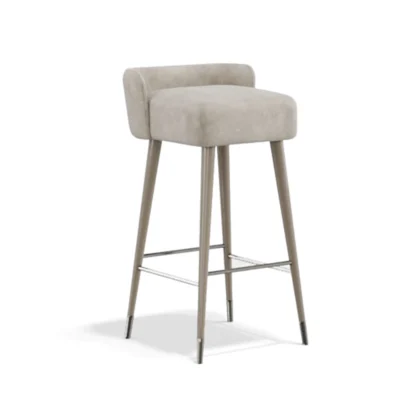 Hoker ELLENDER Nowoczesny hoker barowy o minimalistycznej konstrukcji i wysokości 75 cm. Mebel posiada kwadratowe, miękko tapicerowane siedzisko w jasnym, neutralnym kolorze, osadzone na smukłym, metalowym stelażu. Podstawa składa się z czterech prostych nóg połączonych w dolnej części poprzecznym podnóżkiem, który zapewnia stabilność i komfort. Całość prezentuje się jako elegancka, geometryczna bryła, idealnie pasująca do luksusowych wysp kuchennych i nowoczesnych wnętrz w stylu loftowym lub minimalistycznym.