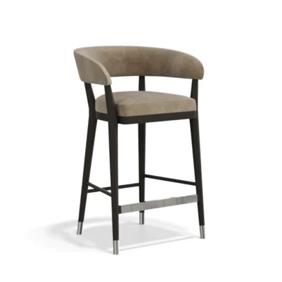 Hoker MATTEA Nowoczesny hoker barowy o wysokości 96 cm, charakteryzujący się smukłą linią i wysokim, eleganckim oparciem. Siedzisko i oparcie są w pełni tapicerowane wysokiej jakości tkaniną w neutralnym kolorze. Mebel osadzony jest na stabilnej, ciemnej metalowej podstawie z czterema prostymi nogami, które są połączone poprzecznym podnóżkiem na optymalnej wysokości. Konstrukcja łączy luksusowy design fotela z funkcjonalnością krzesła barowego, tworząc stylowy element wyposażenia do kuchennej wyspy lub baru.